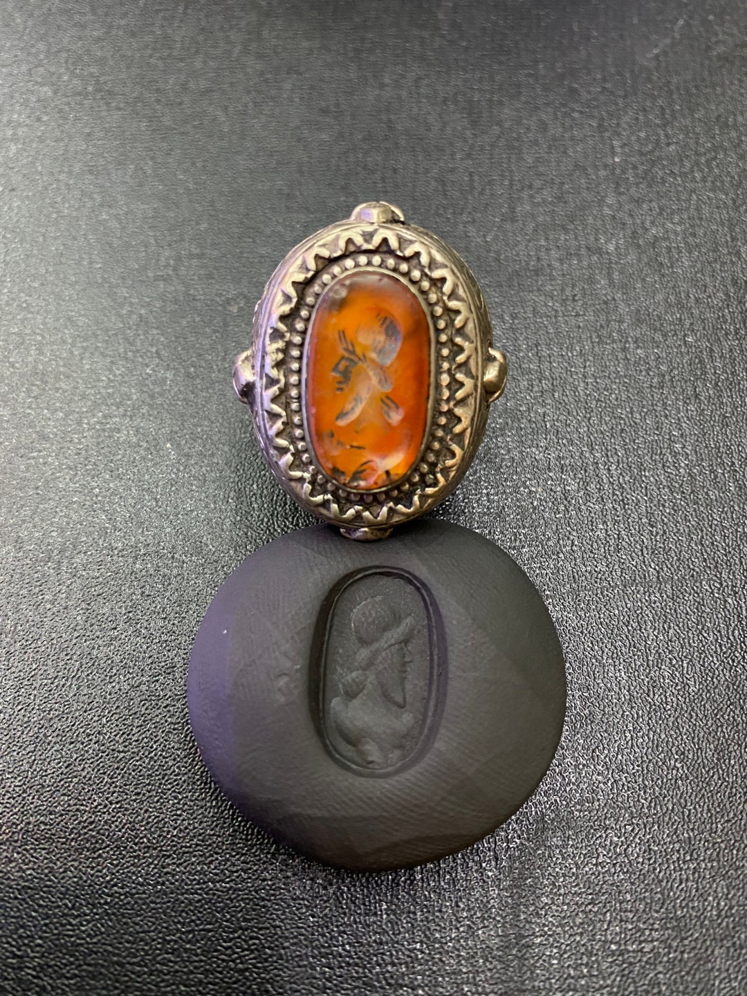 Bague argent, chevalière façon dôme ajourée avec cornaline. - Bijoux Anciens Schaffner