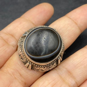 A very unique beautiful old ancient suleimani aqeeq  1 eye evil black agate  solid silver ring