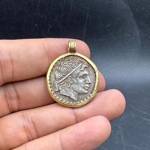Una hermosa moneda de plata romana antigua con colgante de moneda de oro genuino de 20 quilates.