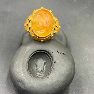 Wonderful old antique beautiful solid 18K gold ring with carved agate intaglio ring