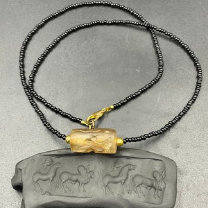 Rari antichi antichi perline cilindri di cristallo naturale antica sigillano l&#39;intaglio con piccole perline di vetro nero
