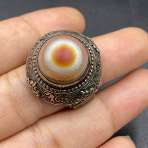 Un hermoso anillo vintage de ágata de mal de ojo hecho a mano en plata esterlina.