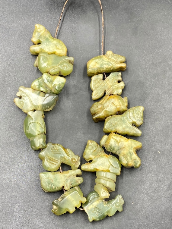 彫刻された翡翠の動物ビーズ：古代スタイルのペンダント、16個 - Etsy 日本