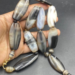 A very nice old natural unique shape suleimani ‘aqeeq’ agate bead necklace