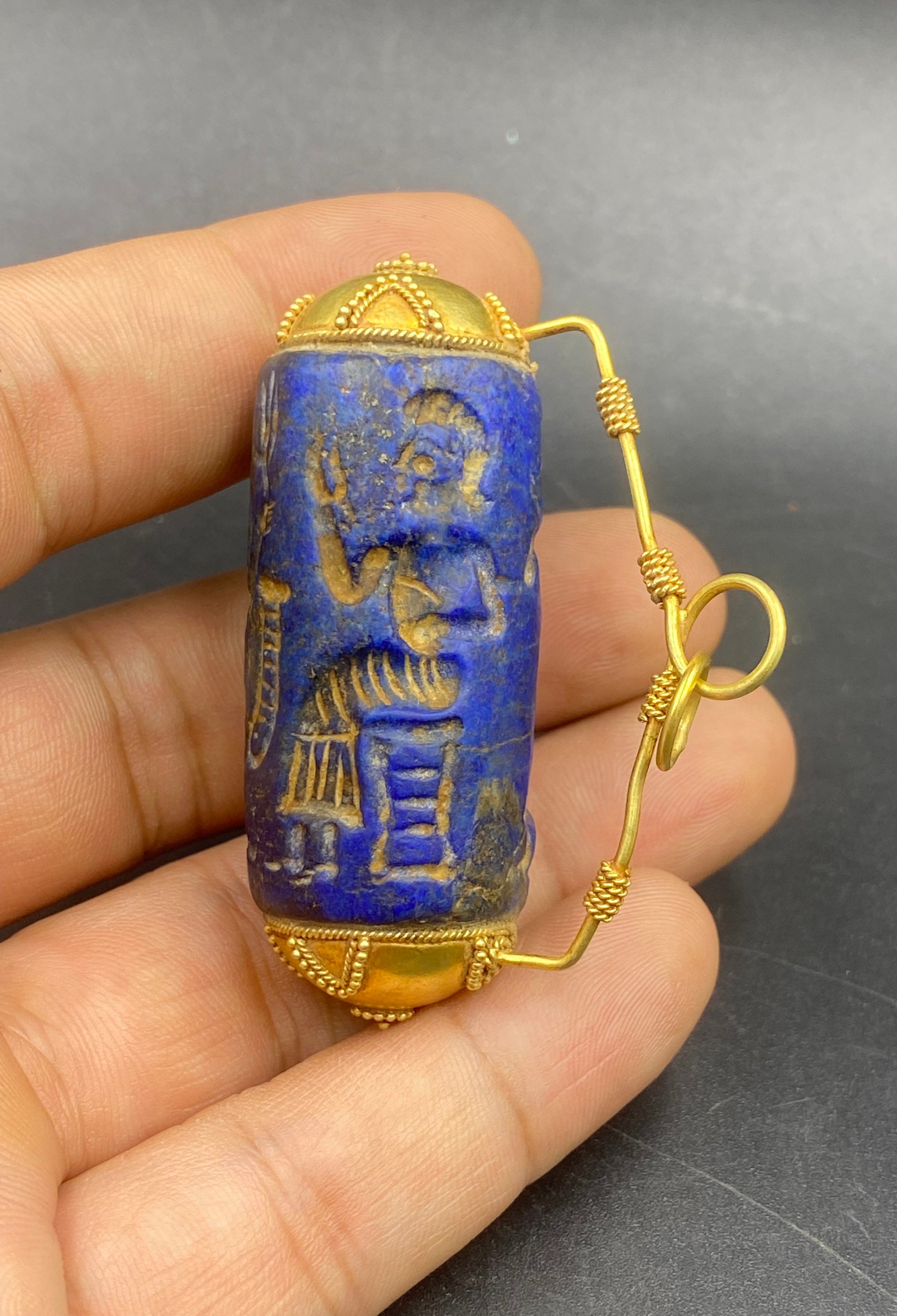 Excellence quality old antique 20k solid gold with unique lapis lazuli stone cylinder seal bead pendent intaglio
