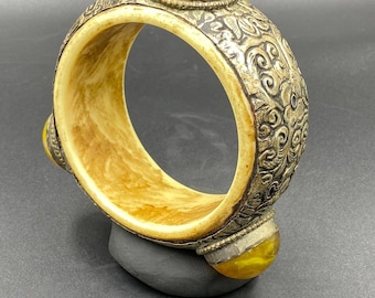 Very beautiful vintage tibetan resin bangle with silver cover