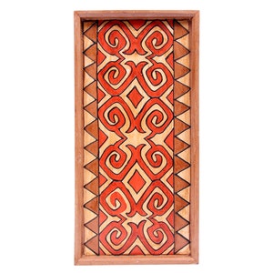 Handgjord väggbonad i trä: Javanesisk batiktryckdekor