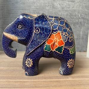 Handcrafted Batik Wooden Elephant Sculpture: Javanese Home Decor