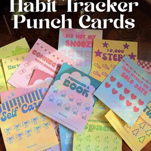 Può includere: Una collezione di schede perforate per il monitoraggio delle abitudini colorate con vari disegni e testi, tra cui "Self Care", "Finished a Book" e "10.000 Steps". Le schede presentano colori pastello e illustrazioni, con le parole "Habit Tracker Punch Cards" in alto.