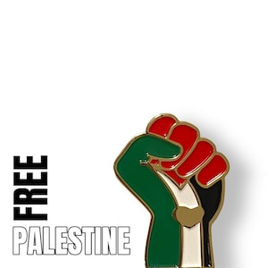 Peut inclure: Une épingle en émail dorée avec un motif de poing levé. Le poing est de couleur verte, blanche et rouge, ressemblant au drapeau palestinien. Le texte "FREE PALESTINE" est imprimé en lettres noires sous le poing.