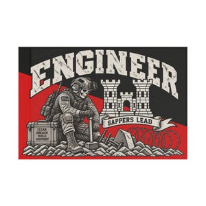 Könnte beinhalten: Ein Grafikdruck mit einem Soldaten mit Totenkopfgesicht in taktischer Ausrüstung, der neben einer Kiste mit der Aufschrift CLEAR BREACH BUILD SUPPORT kniet. Der Text ENGINEER wölbt sich über einem Burgsymbol mit dem Banner SAPPERS LEAD über Stacheldraht.