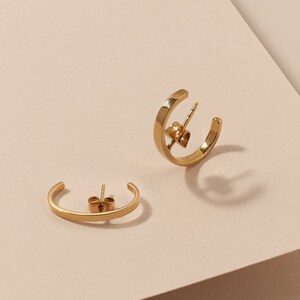 Minimalist Huggie Ohrringe, jeden Tag kleine dünne Creolen, Braut Minimalist Creolen Geschenk zum Valentinstag