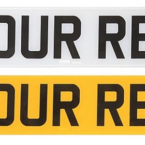 Könnte beinhalten: Zwei leere Nummernschilder, eines weiß und eines gelb, mit dem Text "YOUR REG" in Schwarz gedruckt.