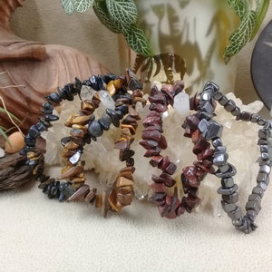 Peut inclure: Quatre bracelets en pierres précieuses, chacun avec une couleur et un style différents. Les bracelets sont en œil de tigre, jaspe rouge, hématite et lapis-lazuli bleu.