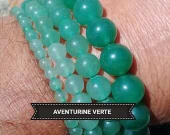 Pode incluir: Um conjunto de quatro pulseiras de aventurina verde com o texto "AVENTURINE VERTE" em um rótulo preto.
