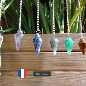 Op de afbeelding: Set van tien kristallen pendels met zilveren kettingen. De pendels zijn gemaakt van helder kwarts, amethist, lapis lazuli, labradoriet, aventurijn, tijgeroog en rode jaspis. Gemaakt in Frankrijk.