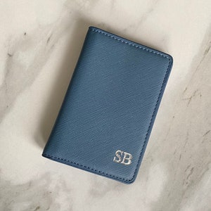 GEPERSONALISEERDE OPVOUWBARE PORTEFEUILLE Compacte zakorganisator Light Navy kaarthouderportemonnee, gepersonaliseerde monogramservice in goud of zilver