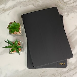 Gepersonaliseerde Ipad mini 5 7,9 inch 2019 slim case custom monogram initialen in goud zilver rose goud of reliëf voor hem en haar