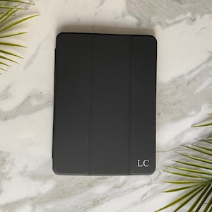 Gepersonaliseerde iPad pro 11 inch 2018/2020 en IPad Air 10,9 inch 2020 4e generatie slim case aangepaste monogram initiaal in goud-zilver reliëf