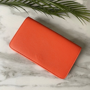 Portefeuille à rabat personnalisé en cuir végétalien ORANGE, porte-cartes, porte-monnaie, initiales monogramme personnalisées en argent doré, cadeau pour elle