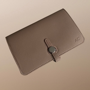 PERSONALISIERTE TAUPE VEGAN Leder Flip Geldbörse Brieftasche, Kartenhalter Geldbörse, benutzerdefinierte Monogramm Initialen in Gold Silber Prägung