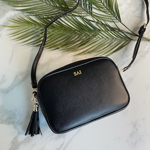 PERSONALIZED CROSS BODY schwarze Kamera Umhängetasche veganes Leder, personalisierte Monogramm Initialen, Geschenk für Sie, Geschenk für Mutter Tochter