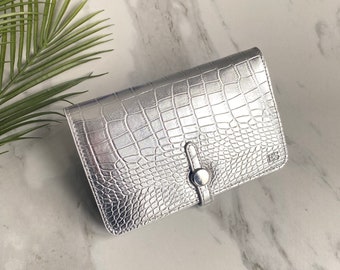 Cartera de monedero con tapa de cuero VEGANO DE PLATA PERSONALIZADA, monedero de moneda con tarjetero, iniciales de monograma personalizadas en diseñador de plata dorada para ella