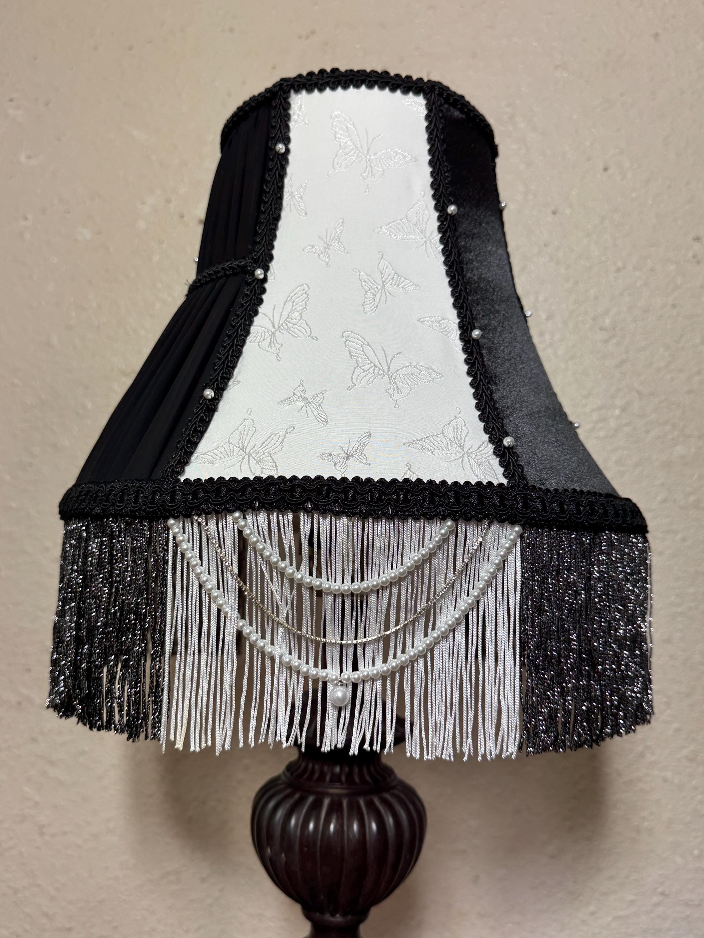 Pantalla de lámpara vintage de estilo victoriano en blanco y negro