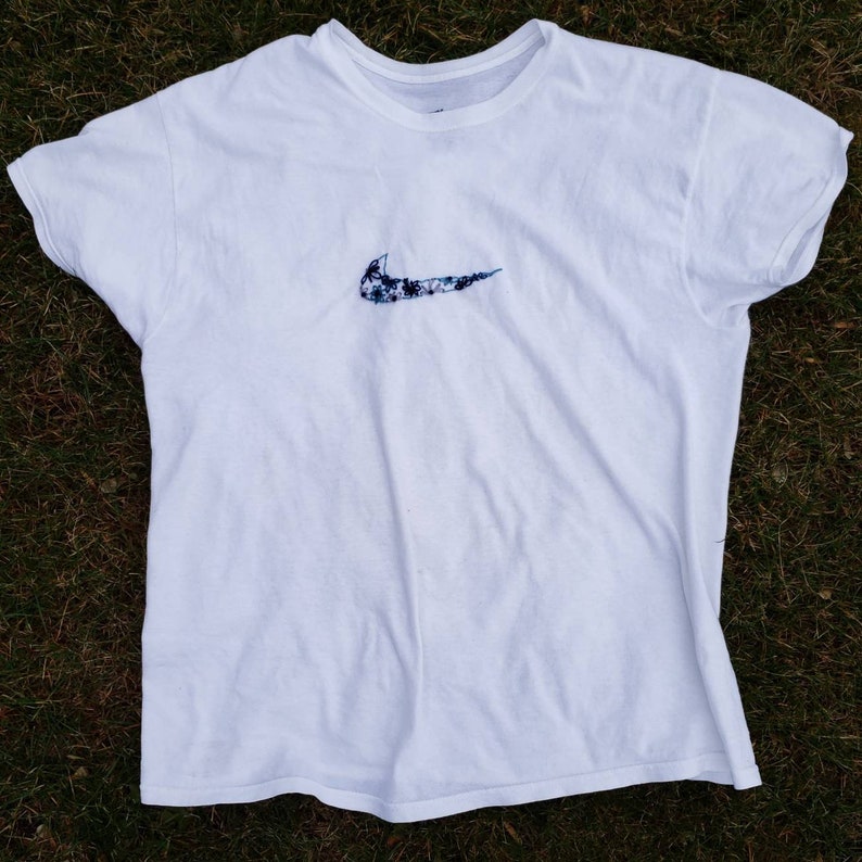 Nike flower embroidery / unisex tee / Nike shirt / Nike flower | Etsy