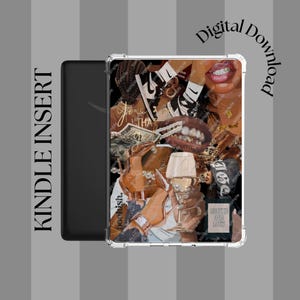 Op de afbeelding: Een Kindle-inzetstuk met een collage-ontwerp met afbeeldingen van lippen, sneakers, geld en sieraden. De woorden "Digital Download" en "Kindle Insert" zijn zichtbaar. De inzet zit in een transparante hoes.
