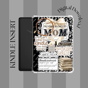 Puede incluir: Una funda para Kindle con un diseño en blanco y negro. La funda presenta el texto "THIS KINDLE BELONGS TO: MOM", junto con otras frases como "Bookish Girlie" y "Booktrovert". También se incluye una mancha de café y un lazo.