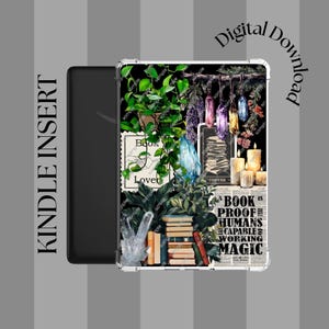 Könnte beinhalten: Ein Kindle-Insert mit einem Collage-Design. Das Design umfasst einen Stapel Bücher, Kristalle, Kerzen und botanische Elemente. Der Text enthält "Book Lover" und "Book is Proof Humans Capable Working Magic". Das Insert befindet sich in einer transparenten Schutzhülle.