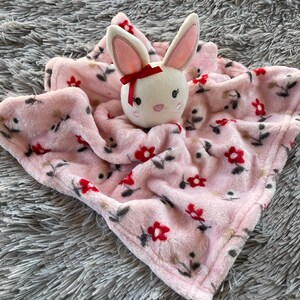 Conejito de peluche con flores rosas y rojas, bordado personalizado para recién nacidos, manta de seguridad, regalo para baby shower