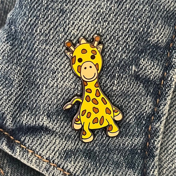 Giraffe enamel pin badge