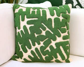 Fodera per cuscino realizzata a mano con tecnica punch needle: cuscino ricamato verde psichedelico