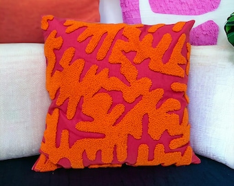 Federa per cuscino realizzata a mano con tecnica Punch Needle: cuscino ricamato rosa e arancione