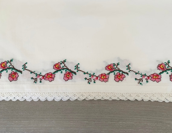 ヴィンテージ手刺繍テーブルクロス：春の花柄レースリネン - Etsy 日本