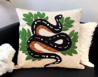Federa per cuscino realizzata a mano con tecnica punch needle a forma di serpente: cuscino ricamato