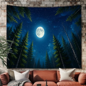 Puede incluir: Un tapiz que representa una escena nocturna de un bosque con una luna llena. Altos árboles de hoja perenne enmarcan la vista, con un cielo azul oscuro lleno de estrellas. El tapiz se exhibe sobre un sofá rojo.