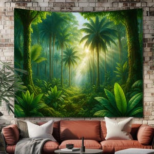Puede incluir: Un gran tapiz que representa una exuberante y verde escena de selva tropical con altas palmeras y luz solar que atraviesa el dosel. La obra de arte se exhibe en una pared de ladrillo sobre un sofá rojo.