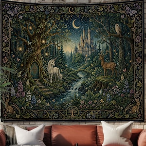 Könnte beinhalten: Ein rechteckiger Wandteppich mit einer detaillierten Waldszene, die ein Einhorn, einen Hirsch, eine Eule und ein Schloss im Hintergrund zeigt. Das Bild enthält einen fließenden Bach, hängende Laternen und eine florale Bordüre auf dunklem Grund.