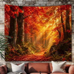 Könnte beinhalten: Ein großer rechteckiger Wandteppich mit einer herbstlichen Waldszene, hohen Bäumen, dichtem Laub in Rot- und Orangetönen sowie goldenem Sonnenlicht, das durch das Blätterdach auf einen mit Laub bedeckten Waldweg fällt.