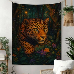 ヒョウのジャングルタペストリー – 花とホタルをあしらった神秘的な大型ネコ科動物のウォールアート。自然愛好家のためのボヘミアンサファリ風装飾。野生動物のギフトアイデア