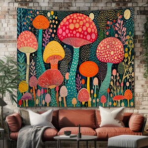 Puede incluir: Un tapiz de pared rectangular que presenta una ilustración vibrante y colorida de varios hongos en tonos rojos, naranjas y amarillos sobre un fondo oscuro, con intrincados patrones de puntos y elementos botánicos estilizados.