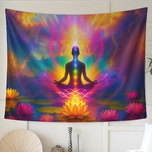 Può includere: Un vibrante arazzo raffigurante una figura in meditazione con un'aura colorata, circondata da fiori di loto sull'acqua. L'opera presenta uno spettro di colori, tra cui blu, viola, giallo e rosa, creando un'atmosfera spirituale e serena. L'arazzo è progettato per la decorazione murale.