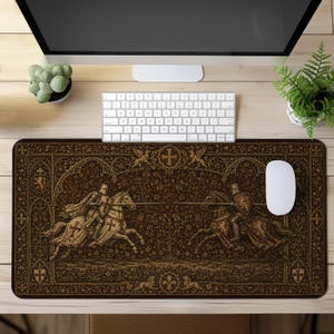 Può includere: Un tappetino da scrivania rettangolare con una stampa in stile arazzo marrone scuro e oro che raffigura due cavalieri in armatura a cavallo durante una giostra. Il design include motivi floreali complessi, scudi araldici e archi gotici.