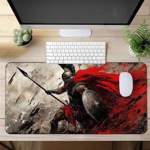 Puede incluir: Un tapete de ratón para juegos rojo y negro con un guerrero sosteniendo una lanza y un escudo. El guerrero lleva una capa roja y un casco con una pluma. El fondo es un diseño abstracto gris y blanco.