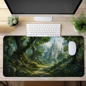 Pode incluir: Um tapete de secretária retangular com uma ilustração paisagística detalhada de um castelo de pedra situado numa floresta densa e verdejante. Um caminho de pedra serpenteia por entre as árvores em direção ao castelo, rodeado de folhagem.