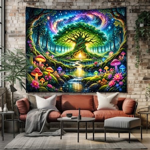 Könnte beinhalten: Ein lebendiger Wandteppich, der eine fantastische Waldszene mit einem leuchtenden Baum im Zentrum darstellt. Das Kunstwerk zeigt bunte Pilze, Blumen und einen fließenden Fluss unter einem wirbelnden Galaxiehimmel. Der Wandteppich wird an einer Backsteinmauer ausgestellt.