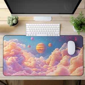Pode incluir: Tapete de mesa retangular com um design espacial sonhador, apresentando planetas e nuvens fofas em tons pastel. O design inclui um céu azul com estrelas e planetas em tons de laranja, rosa e roxo. Um rato e um teclado brancos estão na mesa.